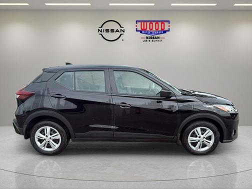Super Black 2025 Nissan Kicks Play S