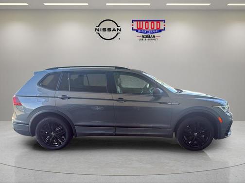 Platinum Gray Metallic 2022 Volkswagen Tiguan 2.0T SE R-Line Black