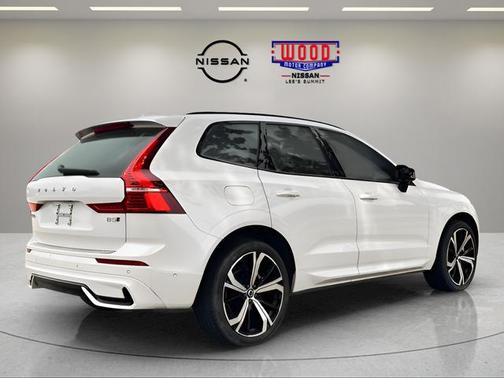 Crystal White 2025 Volvo XC60 B5 Ultra