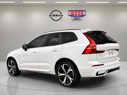 Crystal White 2025 Volvo XC60 B5 Ultra