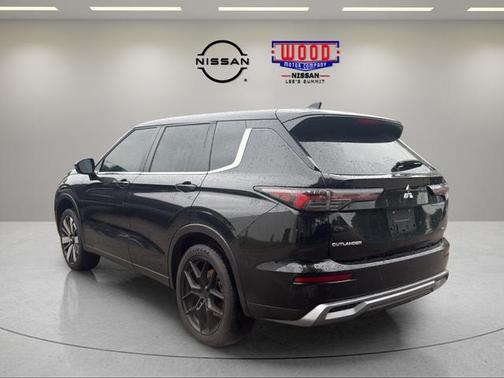 Black 2025 Mitsubishi Outlander SE