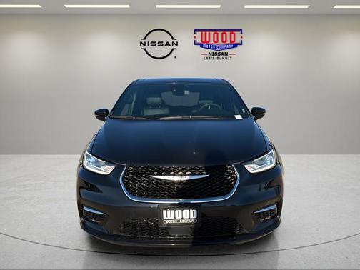 Diamond Black 2025 Chrysler Pacifica Select