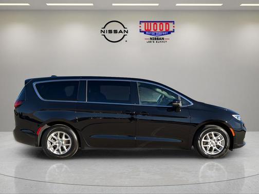 Diamond Black 2025 Chrysler Pacifica Select