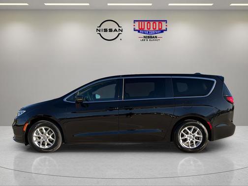 Diamond Black 2025 Chrysler Pacifica Select