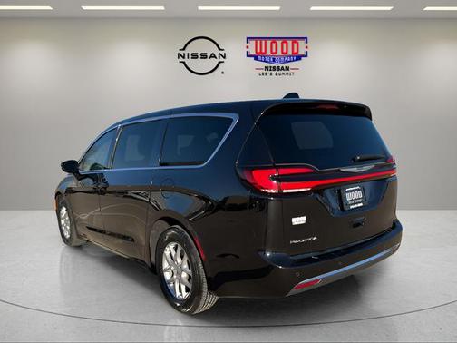 Diamond Black 2025 Chrysler Pacifica Select