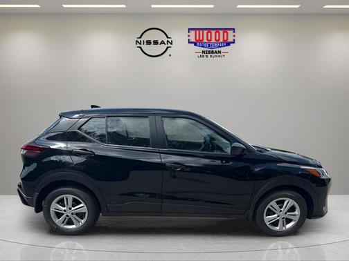 Super Black 2025 Nissan Kicks Play S