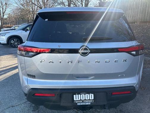 2025 Nissan Pathfinder SV