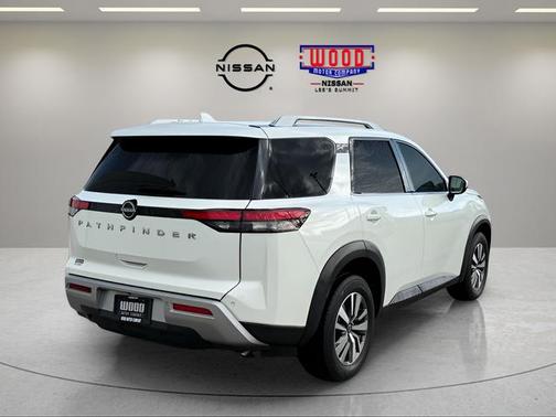 2022 Nissan Pathfinder SL