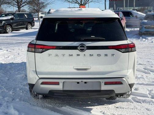 2022 Nissan Pathfinder SL