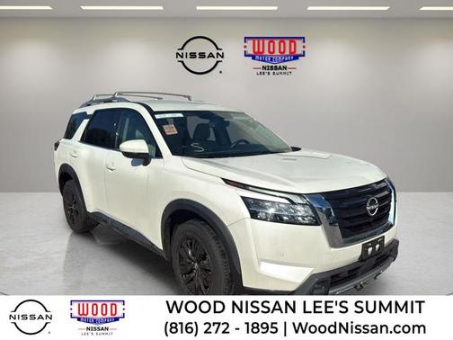White 2023 Nissan Pathfinder SL