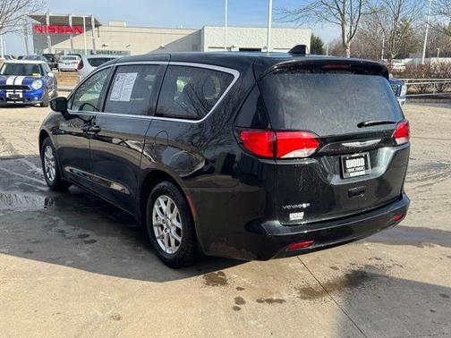 2022 Chrysler Voyager LX