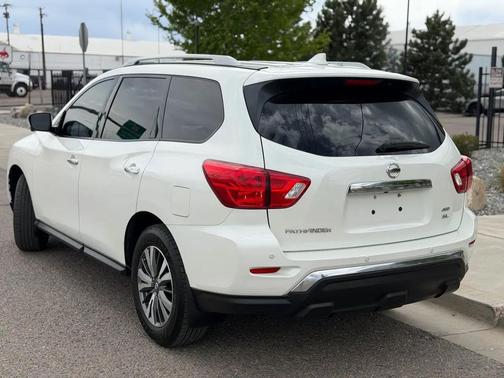 White 2019 Nissan Pathfinder SL