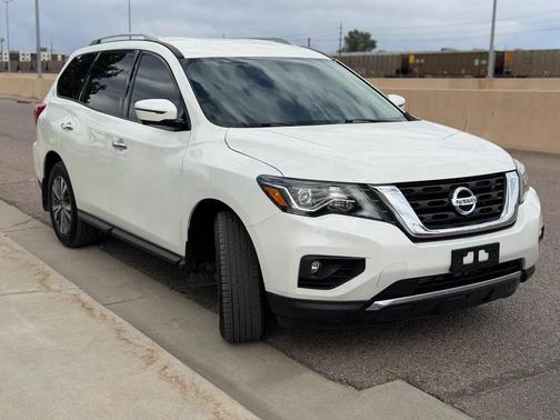 White 2019 Nissan Pathfinder SL