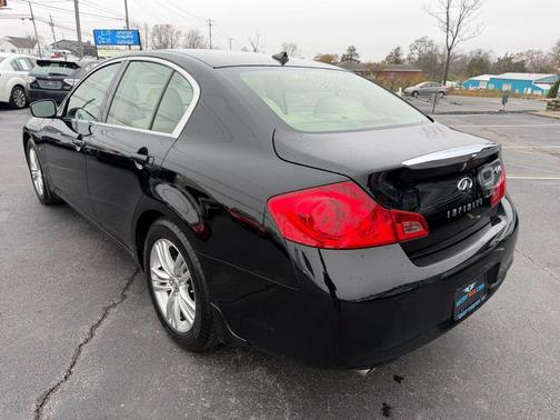 2015 INFINITI Q40 Base