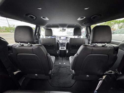Diamond Black 2025 Chrysler Pacifica Select