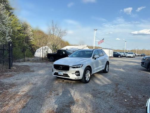 White 2022 Volvo XC60 B5 Momentum