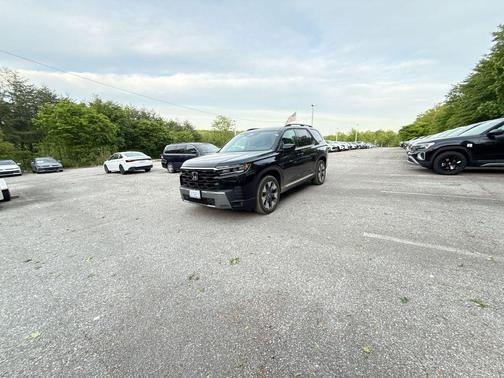 Crystal Black Pearl 2026 Honda Pilot Touring 8-Passenger