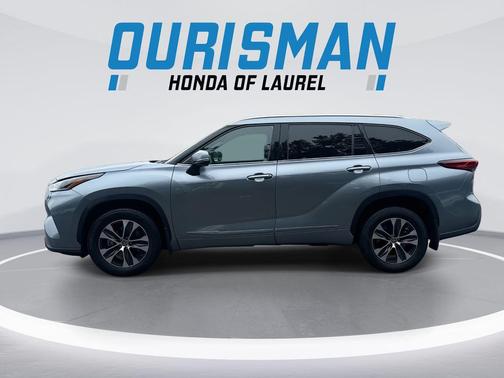 Moon Dust 2021 Toyota Highlander XLE