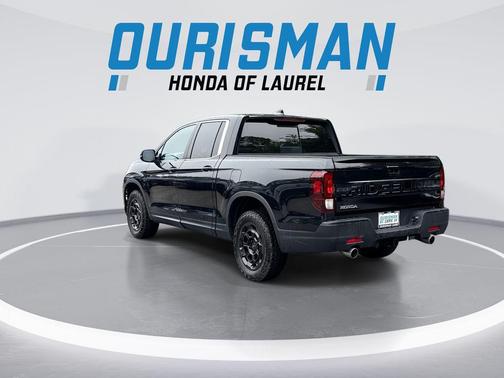 Crystal Black Pearl 2025 Honda Ridgeline RTL