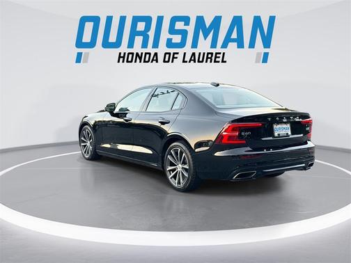 2022 Volvo S60 T5 Momentum