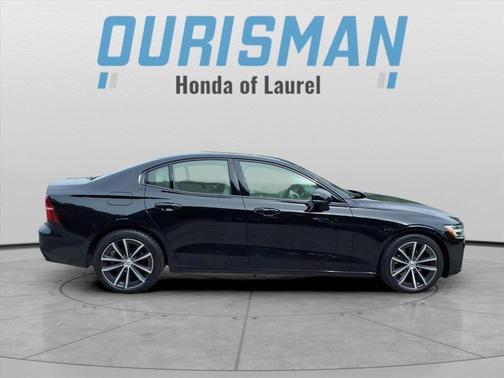 2022 Volvo S60 T5 Momentum