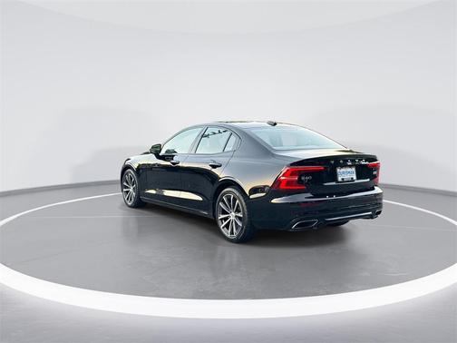 2022 Volvo S60 T5 Momentum