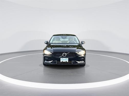 2022 Volvo S60 T5 Momentum