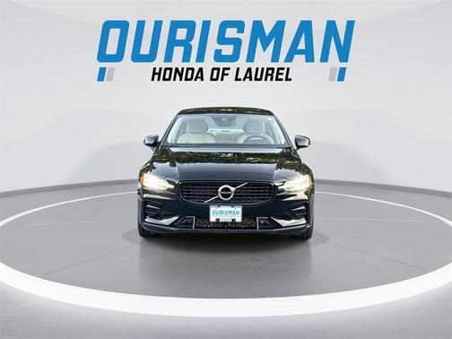 2022 Volvo S60 T5 Momentum