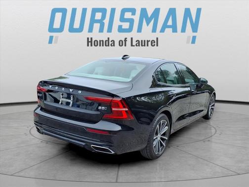 2022 Volvo S60 T5 Momentum
