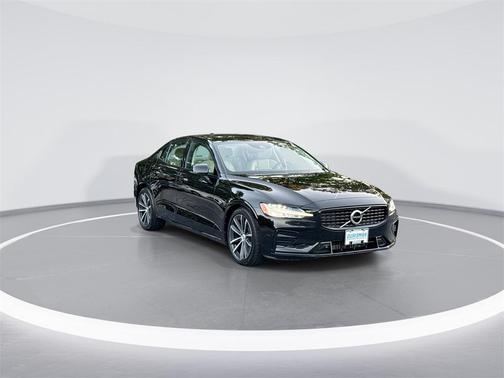 2022 Volvo S60 T5 Momentum
