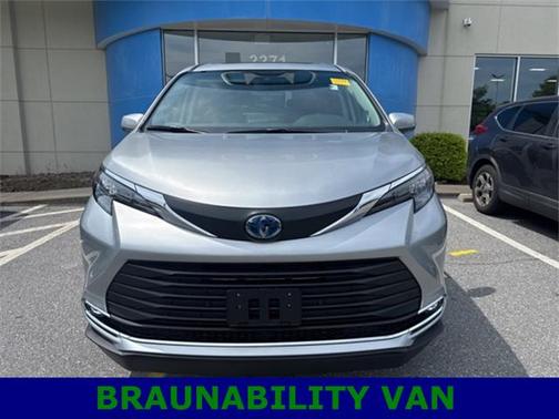 2024 Toyota Sienna XLE 8 Passenger