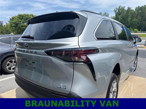2024 Toyota Sienna XLE 8 Passenger