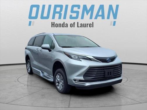 2024 Toyota Sienna XLE 8 Passenger