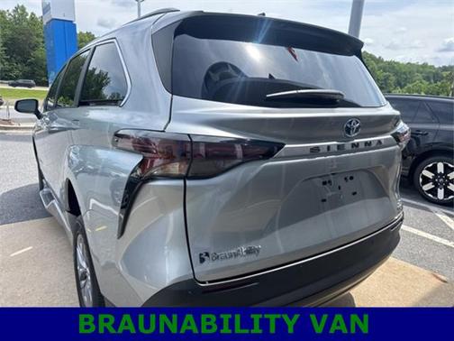 2024 Toyota Sienna XLE 8 Passenger