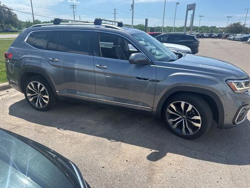 Platinum Gray Metallic 2023 Volkswagen Atlas 3.6 SEL Premium R-Line