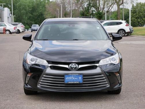 Photo 2 of 35 of 2017 Toyota Camry XLE