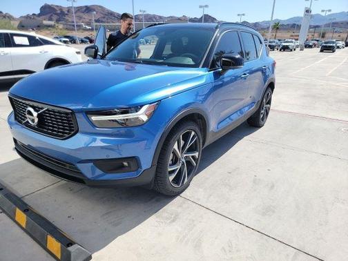 Bursting Blue Metallic 2021 Volvo XC40 T5 R-Design