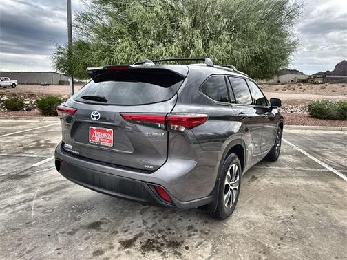 2022 Toyota Highlander Hybrid XLE