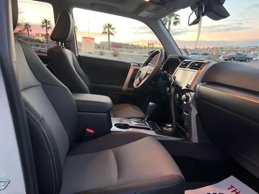 Photo 4 of 14 of 2022 Toyota 4Runner SR5 Premium