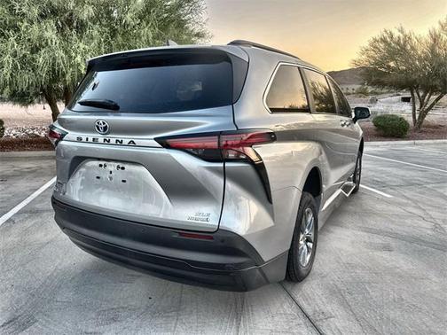2022 Toyota Sienna XLE 8 Passenger