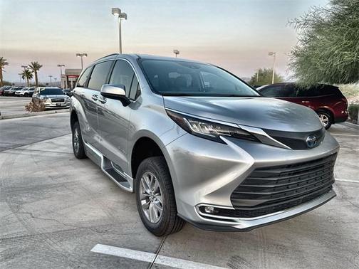 2022 Toyota Sienna XLE 8 Passenger