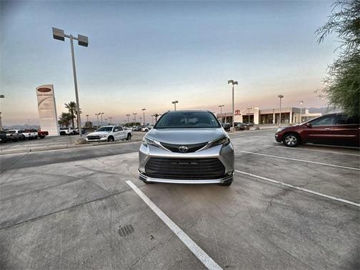 2022 Toyota Sienna XLE 8 Passenger