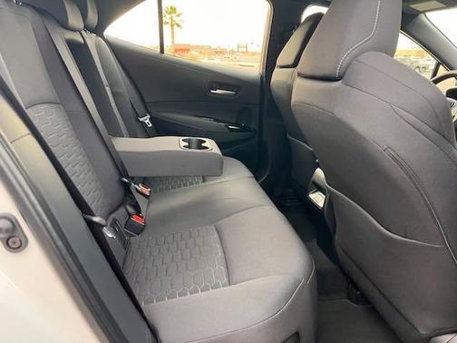 Photo 5 of 14 of 2023 Toyota Corolla Hatchback SE
