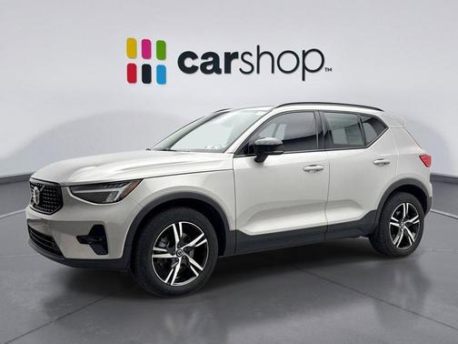 2023 Volvo XC40 B5 Plus Dark Theme