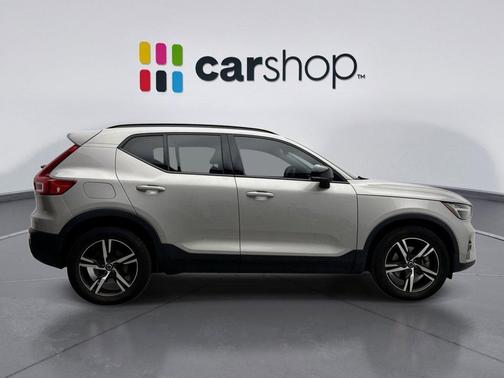 2023 Volvo XC40 B5 Plus Dark Theme