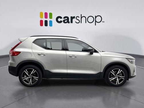 2023 Volvo XC40 B5 Plus Dark Theme