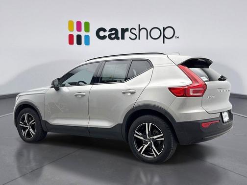 2023 Volvo XC40 B5 Plus Dark Theme