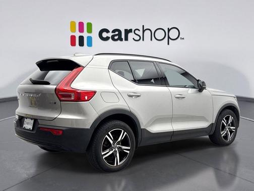2023 Volvo XC40 B5 Plus Dark Theme