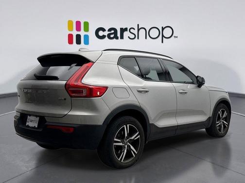 2023 Volvo XC40 B5 Plus Dark Theme