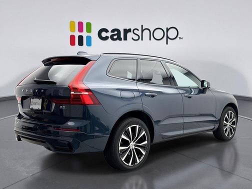 2024 Volvo XC60 B5 Ultimate Dark Theme
